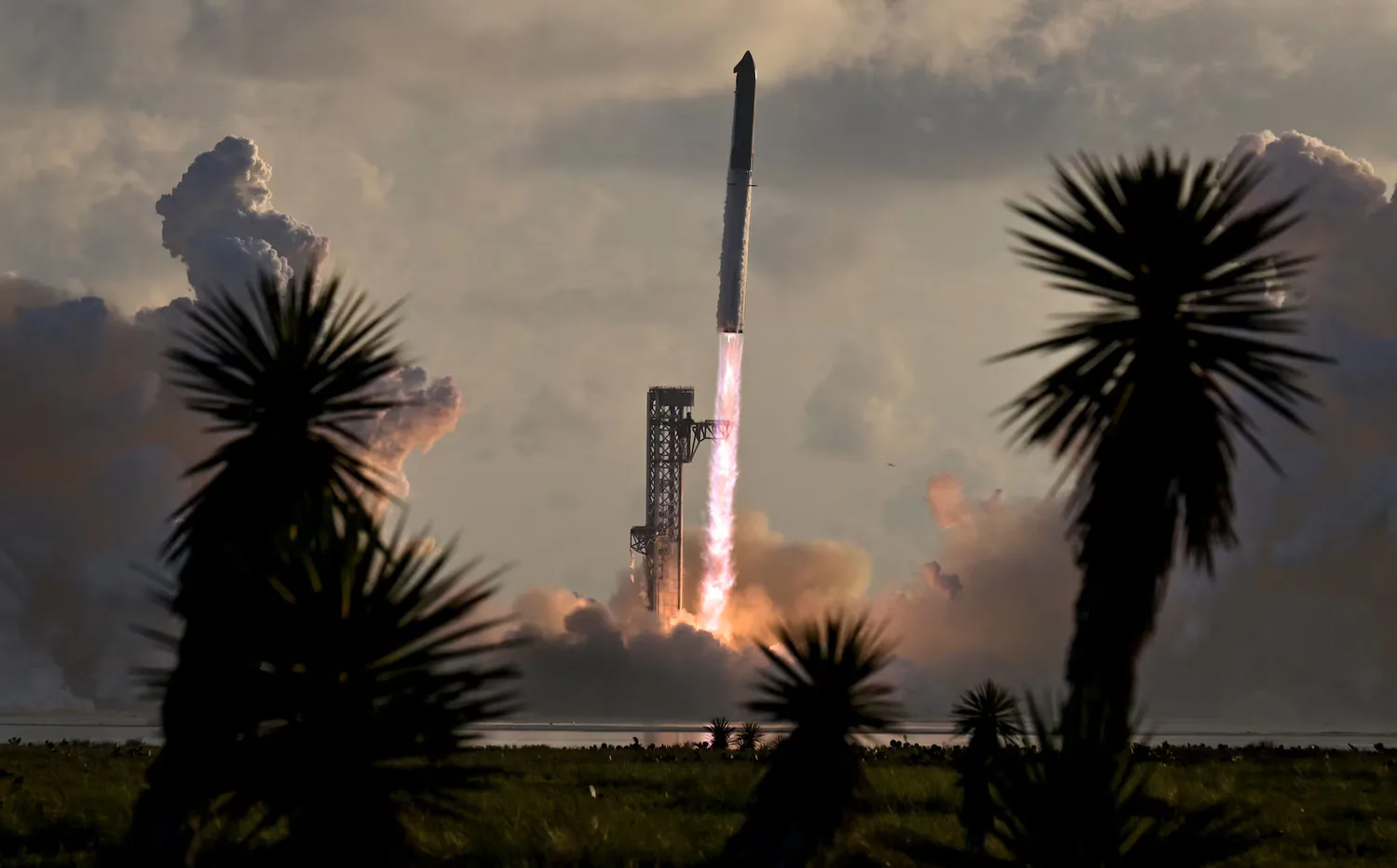 Корабль Starship совершил свой первый орбитальный полёт, выведя на орбиту спутники Starlink